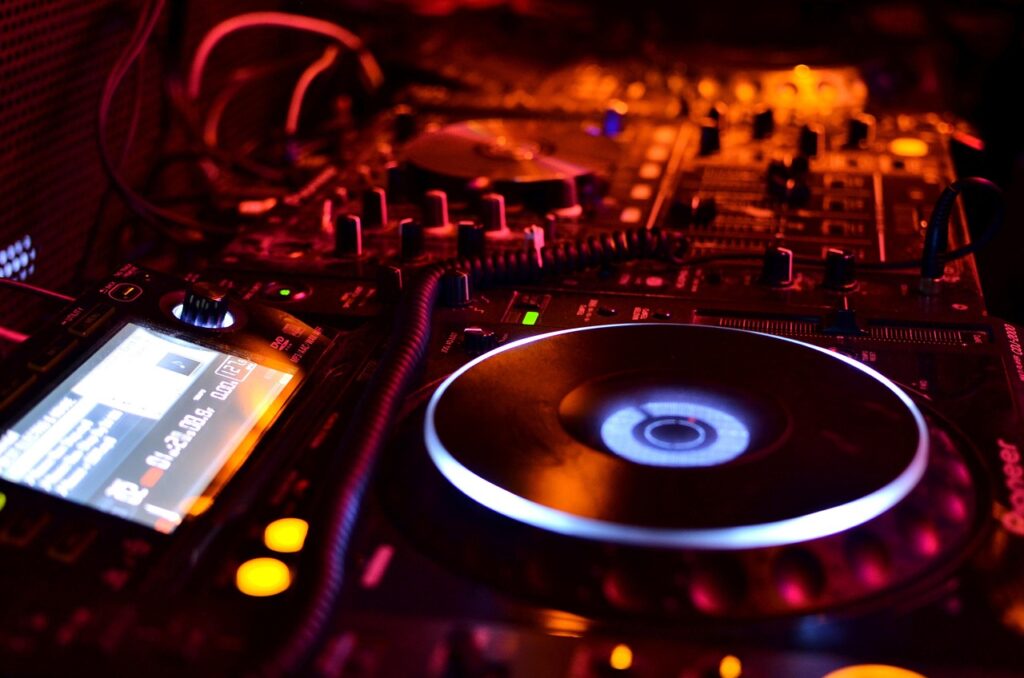 Deep House vs. Tropical House Explained