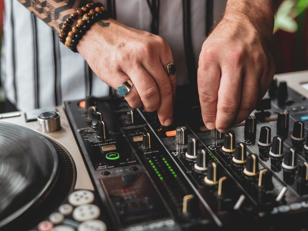 How to Find New Music for DJing