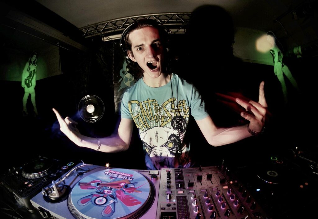 How to Read a Crowd While DJing