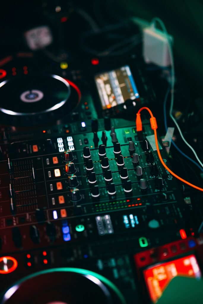How to Structure a 75-Minute Warm-Up DJ Set Tracklist